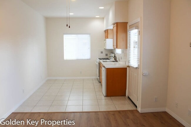 Building Photo - Charming detached granny flat in South Oce...