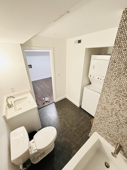 Building Photo - 3914 Parkcrest Dr NE