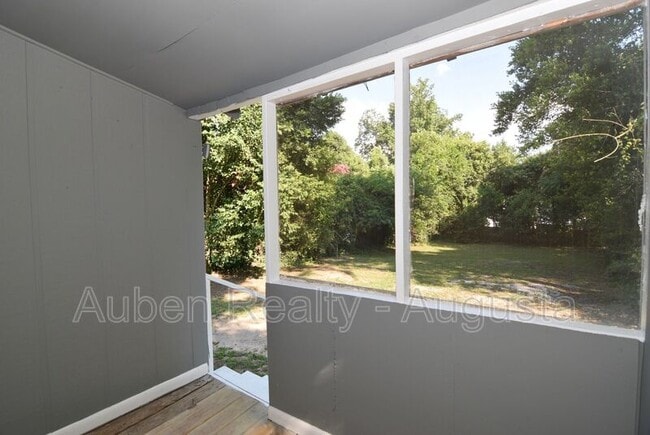 Building Photo - 2058 Battle Row