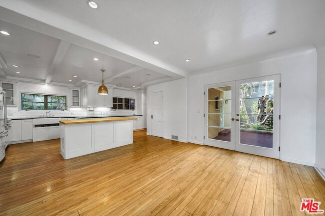 Building Photo - 333 S Roxbury Dr