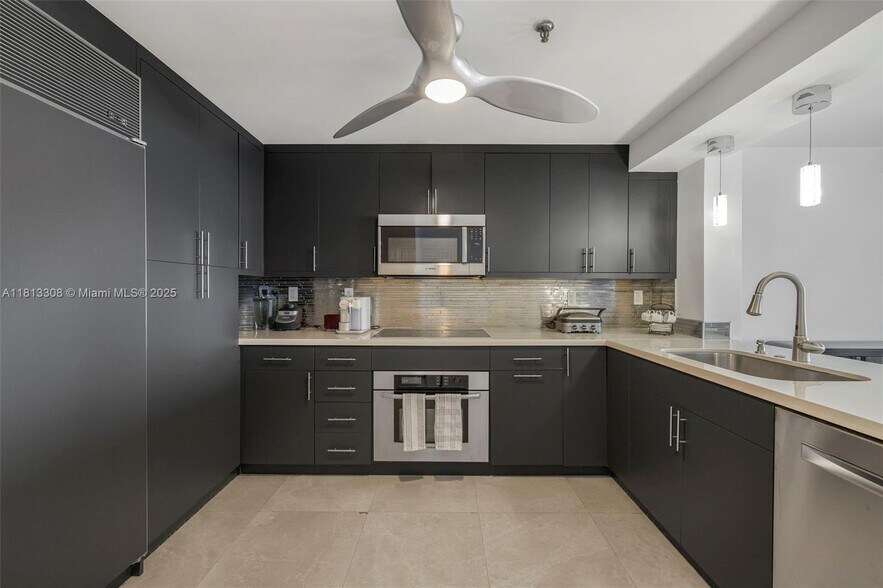 Building Photo - 2625 Collins Ave