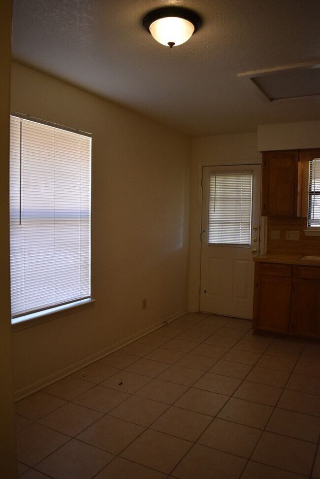 Building Photo - 907 Crymes Ln