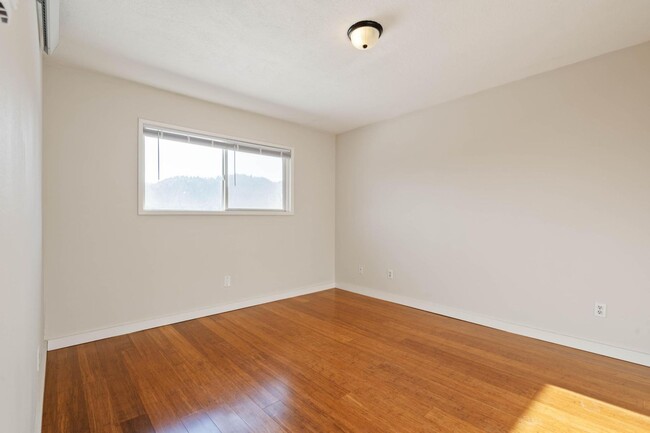 Building Photo - $300 off 1st month's rent! Comfortable 2-b...