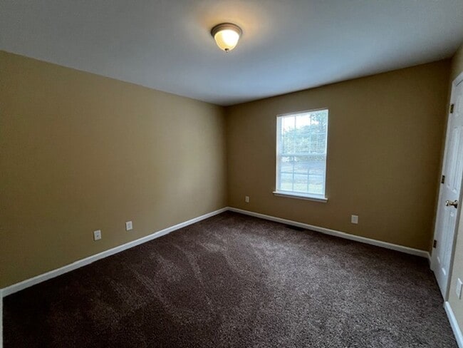 Building Photo - 2 Bedroom 2 Bath Duplex with Garage
