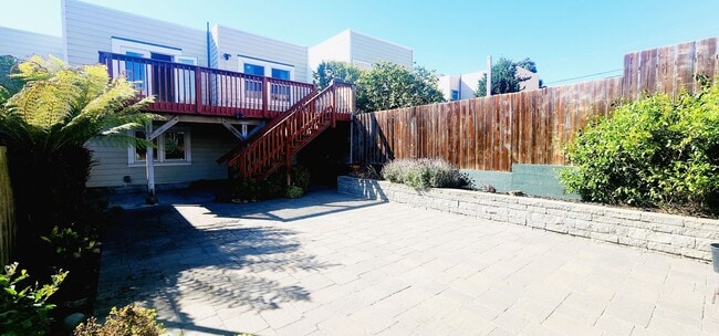 Building Photo - SPACIOUS PARKSIDE SINGLE-FAMILY HOME WITH ENCLOSED PATIO — AVAILABLE NOW!