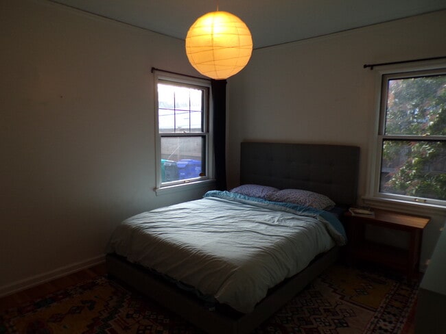 Building Photo - 4621 NE Royal Ct