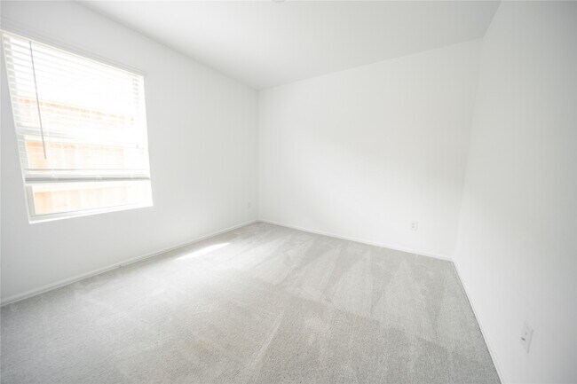 Building Photo - 9530 Brookside Point Dr