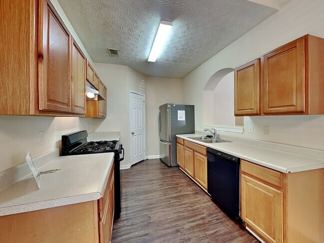 Building Photo - Charming 3 Bedroom 2.5 Bath Located in Riv...