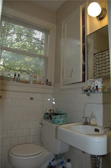 Building Photo - 202 E 31st St