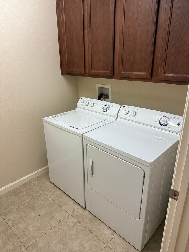 Building Photo - 3-bedroom, 2.5-bathroom townhouse located ...