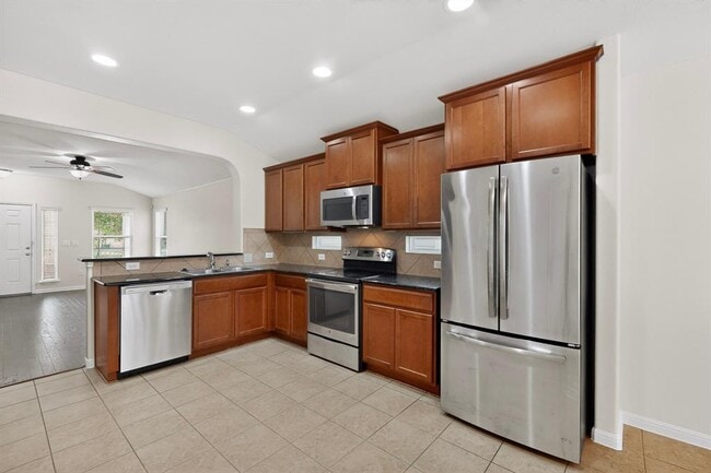 Building Photo - 18336 Friendship Hill Dr