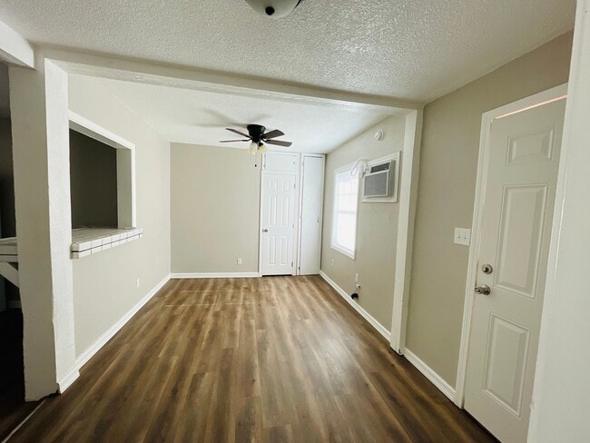 Building Photo - 312 1-304 1/2 S Avenue G