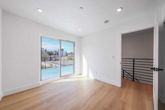 Building Photo - 1237 N Orange Dr