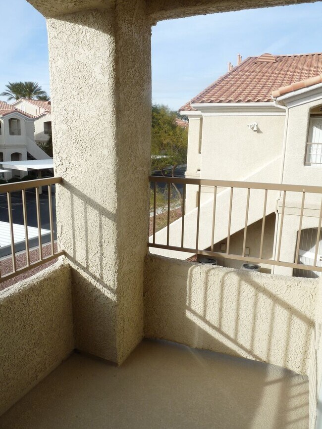 Building Photo - 2nd floor unit in gated community with pool