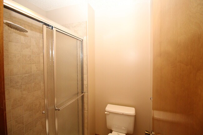 Building Photo - Huge 3 Bed 2.5 Bath home Overland Park