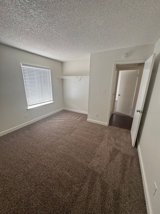 Building Photo - Downstairs Visalia apartment move in ready!