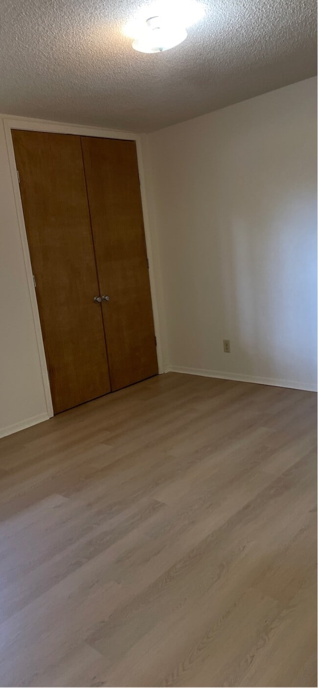 Building Photo - 401 Shadow Oaks Dr