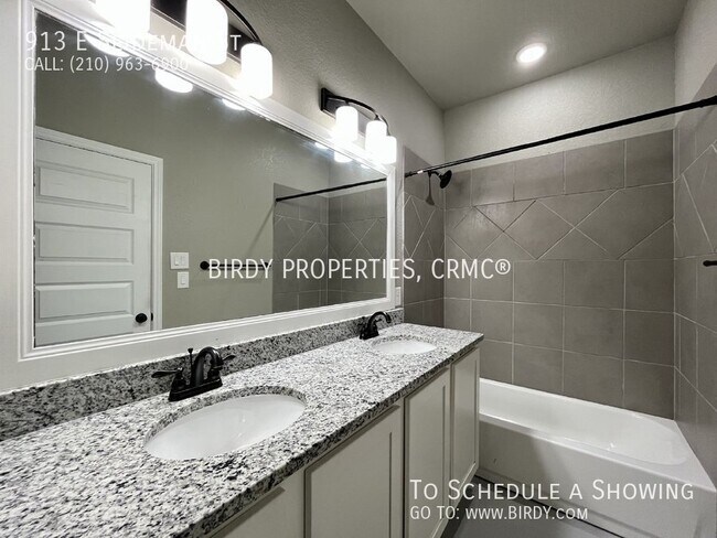 Building Photo - 913 E Seidemann St