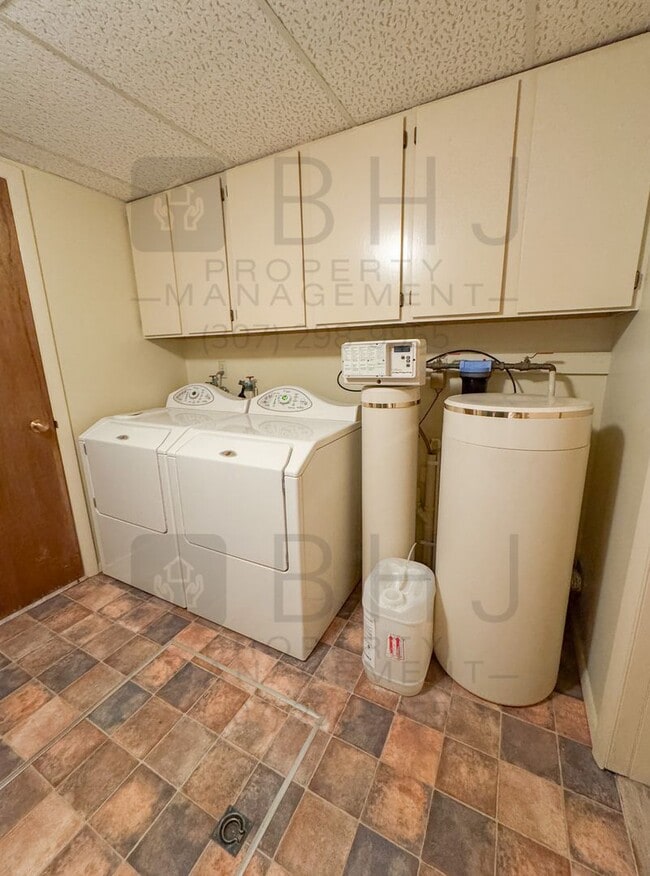 Building Photo - 21 Mills Ln