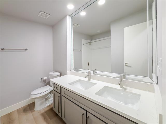 Building Photo - 2025 Glencrest Ln