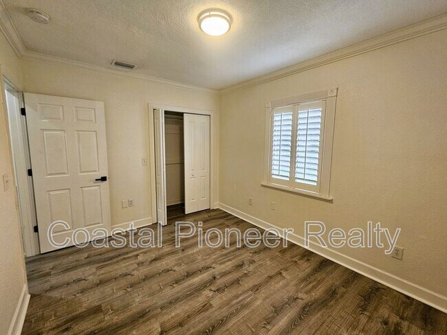 Building Photo - 3912 W Bay View Ave