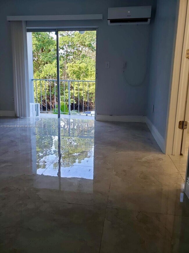 Building Photo - 1860 Venice Park Dr