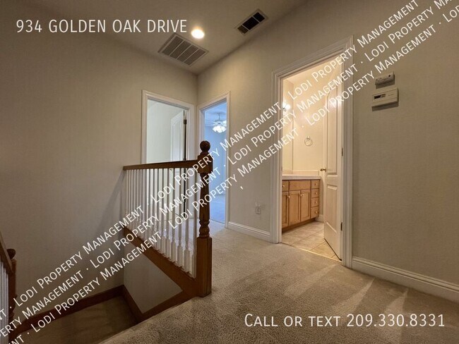Building Photo - 934 Golden Oak Dr
