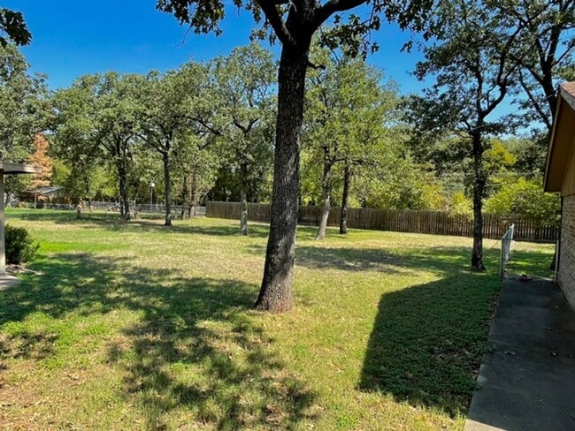 Building Photo - Quiet Community Living in Elm Mott