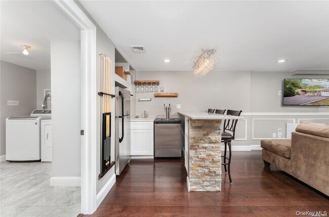 Building Photo - 8 Wakeman Ct