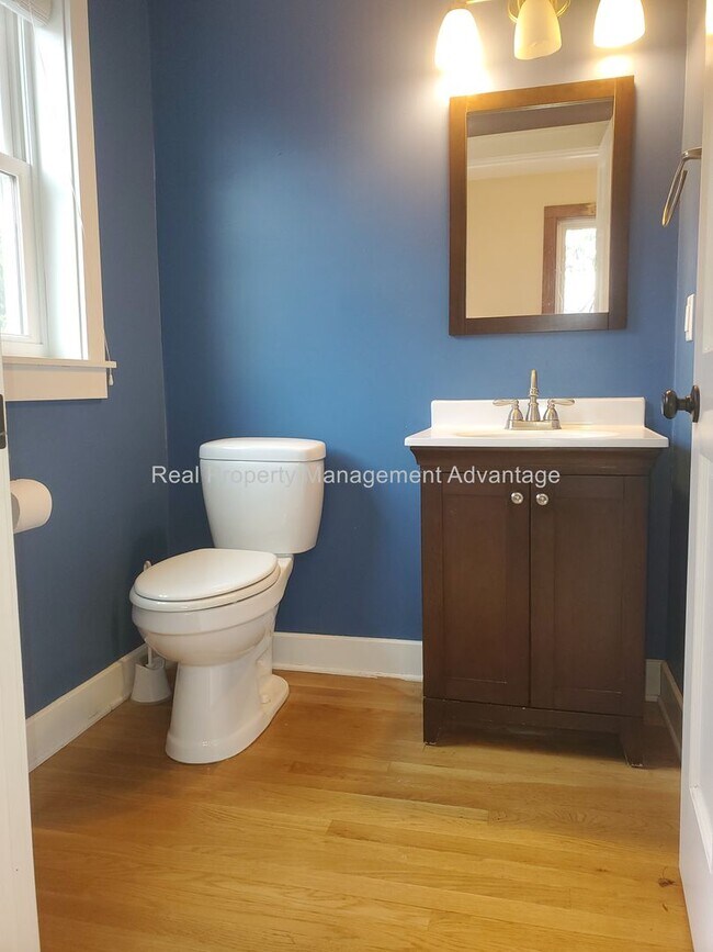 Building Photo - Craftsman Style, Modern Amenities Steps fr...
