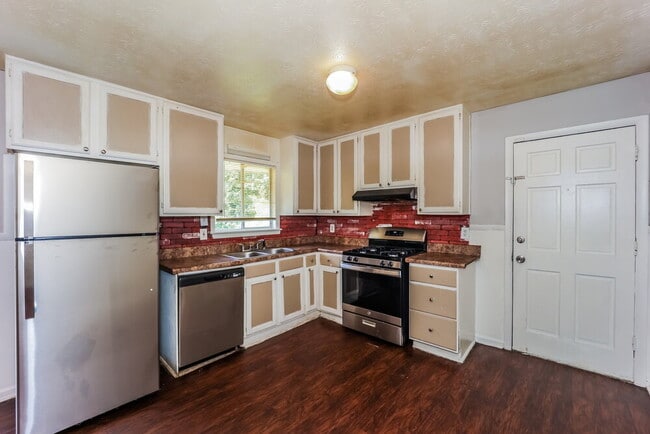 Building Photo - 3840 Benchmark Dr