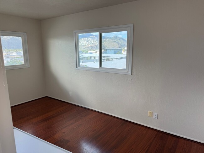 Building Photo - Hawaii Kai, Upstairs duplex, small 3 bedro...