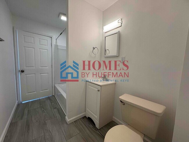 Building Photo - Three Bedroom House | Move in Special