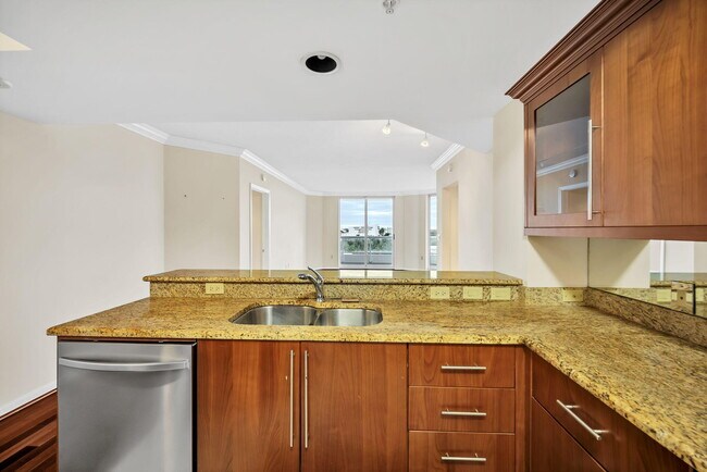 Building Photo - 401 SW 4th Ave