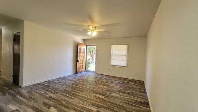 Building Photo - FOR LEASE - **MOVE IN SPECIAL** HALF OFF F...