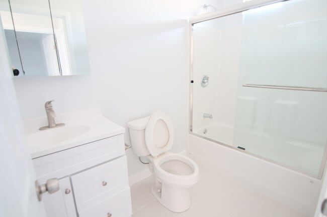 Building Photo - 1231 E 53rd St