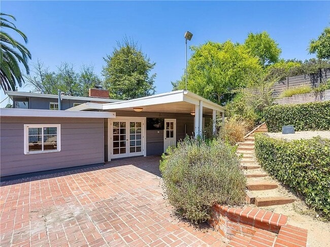Building Photo - Gorgeous 3 bd 2 ba + Den Single Family hom...