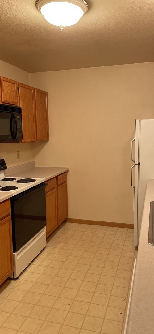 Building Photo - Bright & Convenient Townhouse Living!