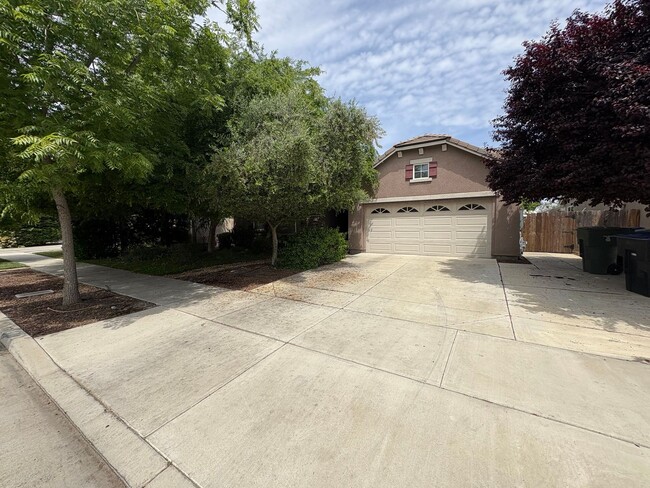Building Photo - 3 Bedroom Home located NW Visalia!
