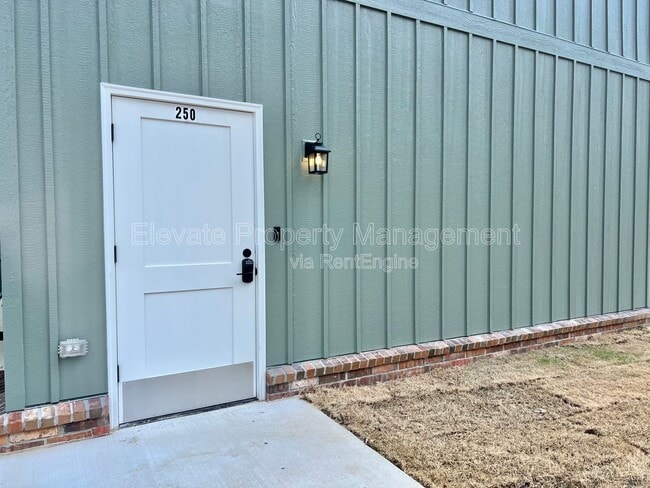 Building Photo - 216 E Hurd St