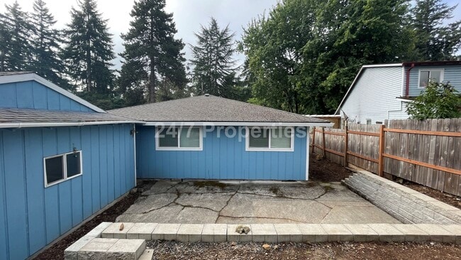 Building Photo - Beautiful 4 BD | 2 BA Corner Lot Home - Mi...