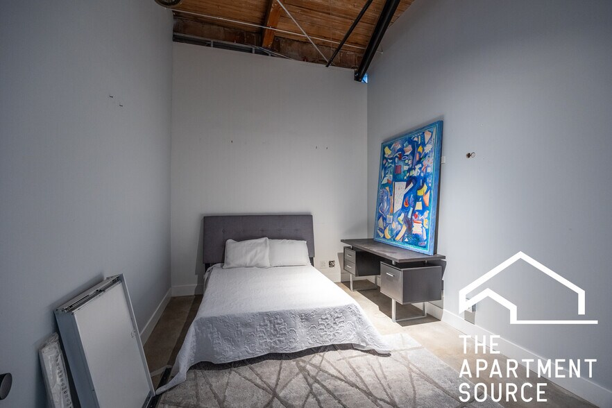 Building Photo - 3134 W Carroll Ave