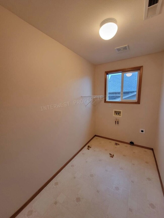 Building Photo - *1ST MONTH'S RENT FREE PROMO* Large 3 Bed 2.5Ba Vancouver Beauty W/ Gas Fireplace, Dog Run, Fence...