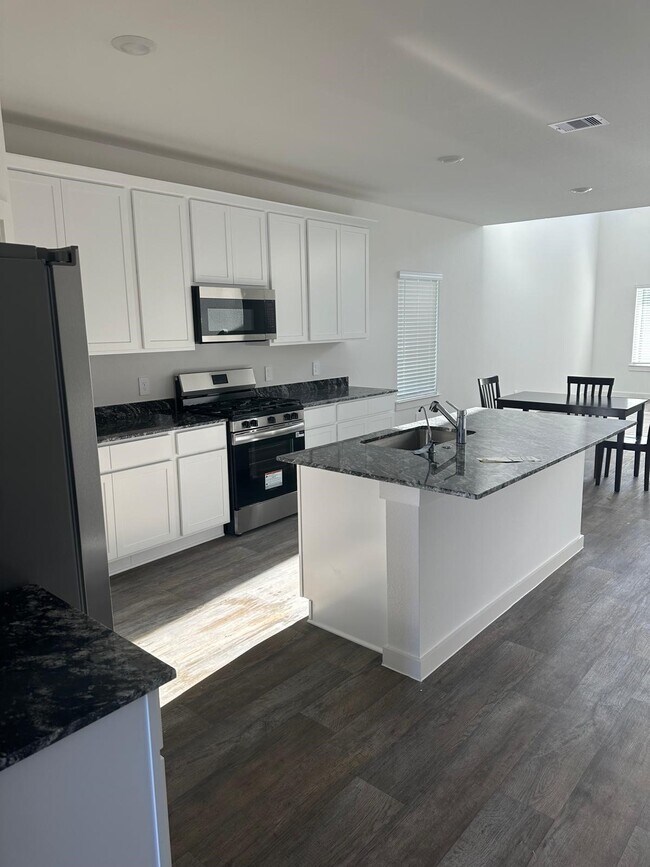 Building Photo - 8027 Marchese Dr