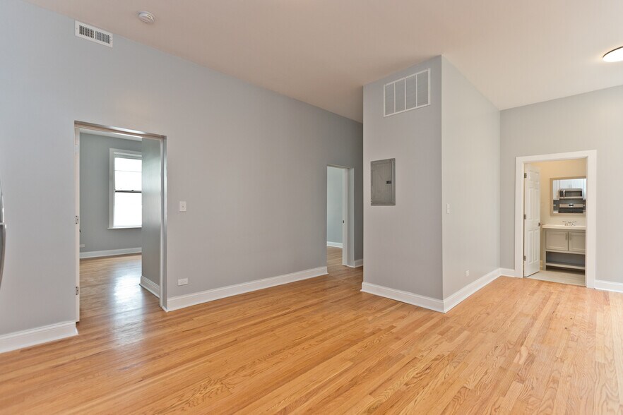 Building Photo - 3324 W Diversey Ave
