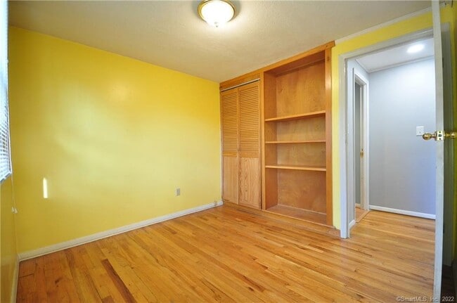 Building Photo - 44 Simsbury Manor Dr