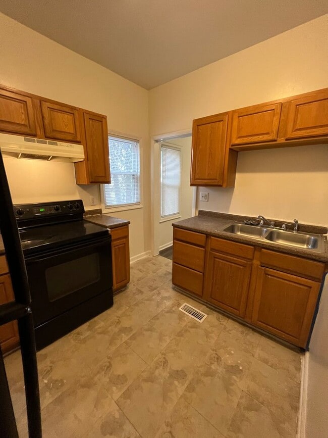 Building Photo - Cute 2 Bedroom Cottage!