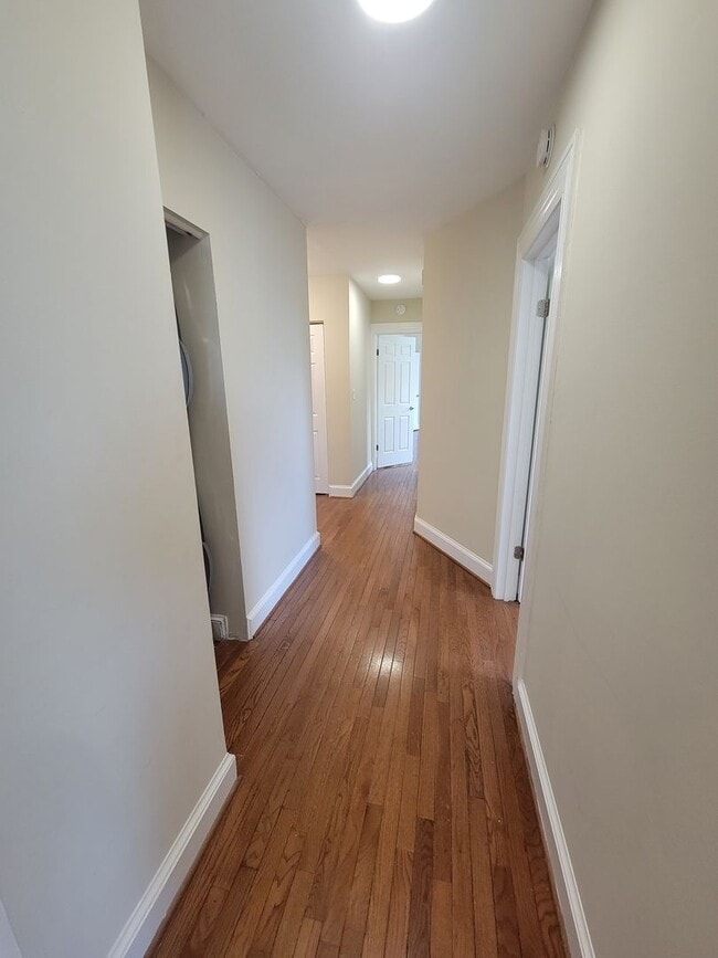 Building Photo - Spacious 2BR, 2BA in the heart of the City...