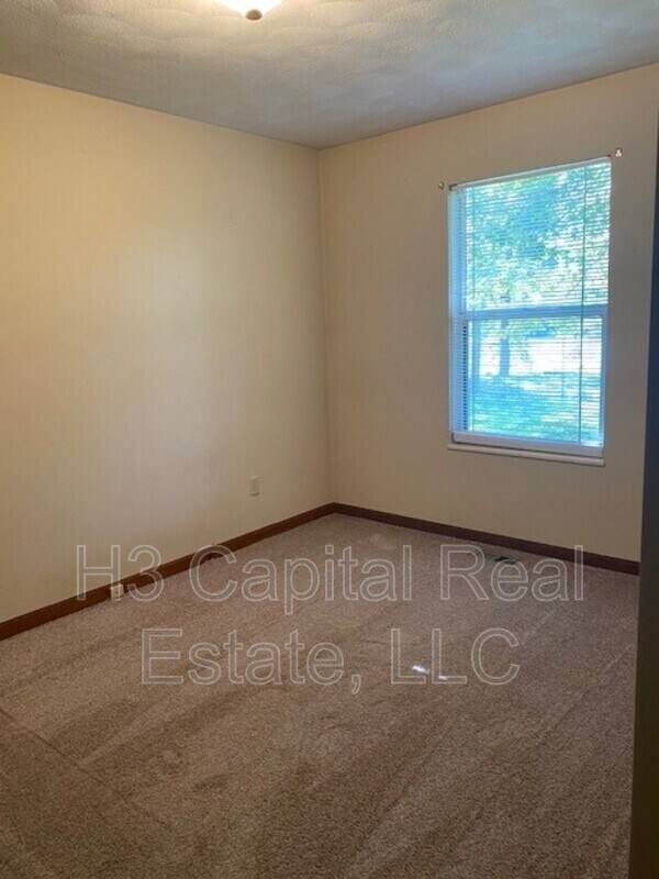 Building Photo - 102 Southgate Dr