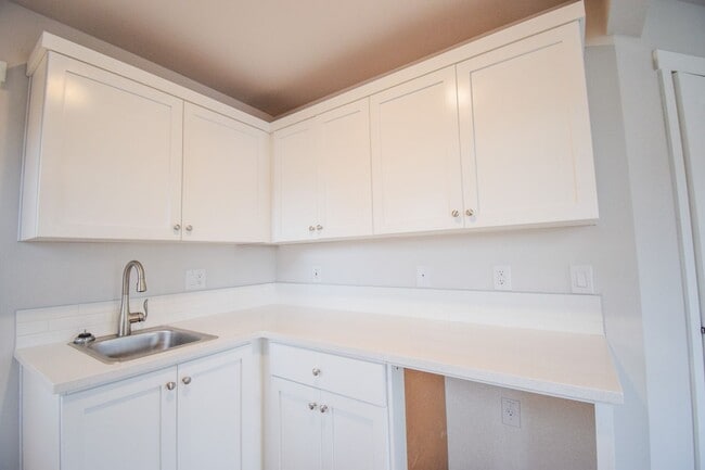 Building Photo - Beautiful 4 Bedroom 3.5 BA Home! Mother in Law Suite, Attached Garage & Top floor Bonus Room!